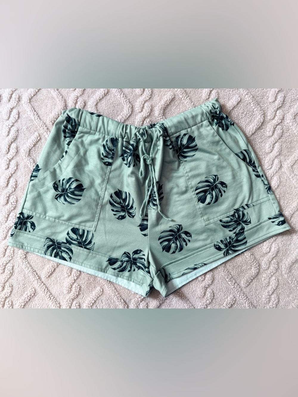 Women’s (L) Tropical Leaf Print Shorts - Pull On W/ Elastic Waist & Drawstrings